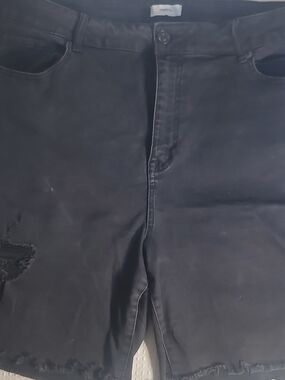 Forever 21 Men's Black Distressed Slim Jeans Shorts